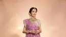 Penampilan memukau Nita Ambani dibalut sari bernuansa terang. Sari yang dikenakan Nita ini memiliki detail corak dan bordir yang rumit namun indah. [Foto: Instagram/viralentalks]