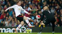 Kapten Manchester United, Wayne Rooney berusaha melewati hadangan pemain Aston Villa, Leandro Bacuna pada laga Liga Inggris di Stadion Villa Park, Inggris, Jumat (14/8/2015). MU berhasil menaklukan Villa 1-0. (Reuters/Andrew Couldridge)