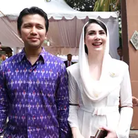 Arumi hadir mendampingi suaminya, Emil Dardak yang merupakan Bupati Trenggalek. Arumi tampil cantik dengan mengenakan kebaya putih dengan penutup kepala warna serupa. (Adrian Putra/Bintang.com)