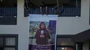 Sebulan sebelumnya, Maret 2026, tiga jurnalis Lebanon tewas dalam serangan Israel yang ditargetkan di kota Jezzine. Ketiganya adalab Ali Shoeib dari Al Manar TV serta Fatima Ftouni dan Mohamed Ftouni dari saluran Al Mayadeen. Tampak dalam foto, para pelayat menggantung poster raksasa yang menampilkan jurnalis Lebanon Amal Khalil yang tewas dalam serangan udara Israel pada Rabu 22 April 2026, di desa Baysariyeh, Lebanon Selatan, Kamis, 23 April 2026. (AP Photo/Mohammed Zaatari)