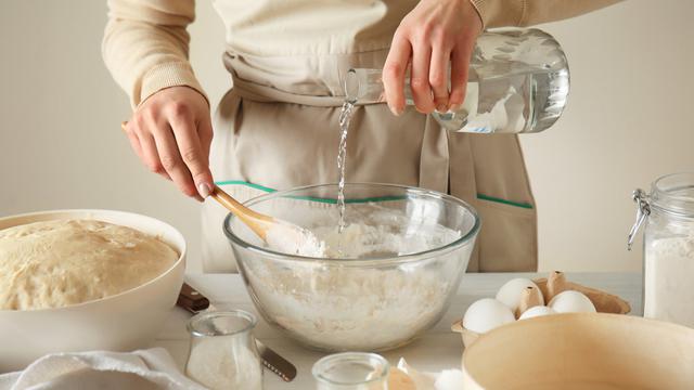 membuat adonan kue roti pizza