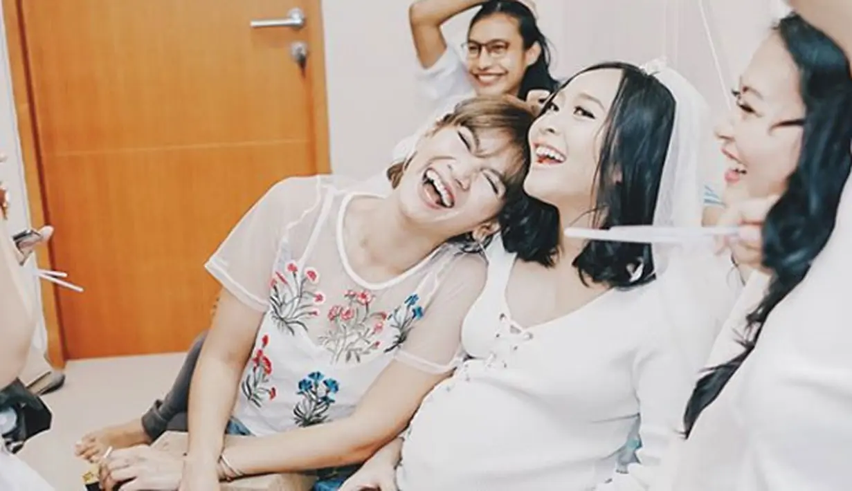 Kebahagiaan terpancar di wajah orang-orang yang hadir di acara tersebut. (Foto: instagram.com/rinni_w)