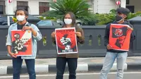 Peserta Aksi Kamisan di depan Balai Kota Malang mengirim surat berisi permintaan kepada Presiden Joko Widodo agar membatalkan pemecatan pegawai KPK yang dininilai tak lolos TWK (Liputan6.com/Zainul Arifin)