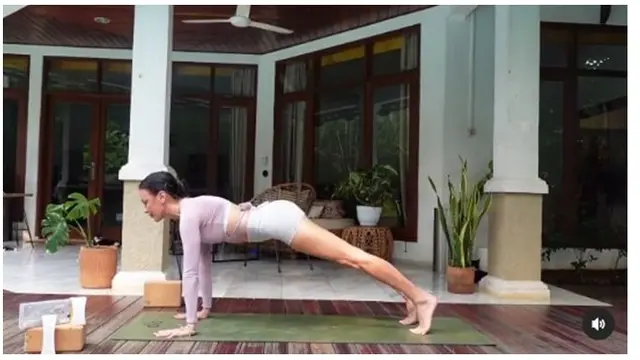 7 Potret Sophia Latjuba saat Olahraga, Pamer Perut Berotot saat Pemotretan