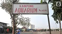 Aktivitas warga di rumah penampungan sementara Kampung Akuarium, Penjaringan, Jakarta, Senin (14/10/2019). Sudah 1,5 tahun warga Kampung Akuarium menghuni rumah semipermanen, sebelumnya mereka tinggal di tenda pengungsian akibat penggusuran pada April 2016 lalu. (merdeka.com/Iqbal Nugroho)