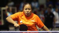 Atlet tenis meja Indonesia, Suwarti, ketika menghadapi petenis meja China Huang Wenjuan pada babak perempat final 3 tunggal putri TT-8 Asian Para Games 2018 di Ecovention Ancol Jakarta, Selasa (9/10/2018). (FOTO/INAPGOC/Dwi Prasetyo)