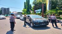 Jajaran Polres Cirebon Kota berjaga di salah satu pintu masuk Kota Cirebon. Foto (Istimewa)