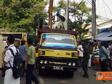 Citizen6, Jakarta: Kecelakaan terjadi akibat supir truk yang bermuatan genset itu tidak bisa mengendalikan kendaraannya, ketika melewati tikungan dengan kecepatan tinggi dari arah Bandengan menuju Grogol. (Pengirm: Angga Thio)