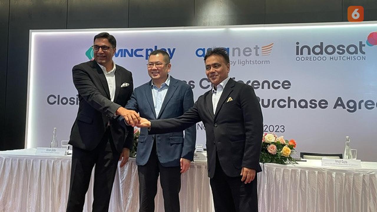 Presiden Direktur dan CEO Indosat Ooredoo Hutchison Vikram Sinha bersama Executive Chairman MNC Group Hary Tanoesoedibjo dan CEO Grup Lighstorm (pemilik Asianet) Amajit Gupta. Liputan6.com/Agustin Setyo W