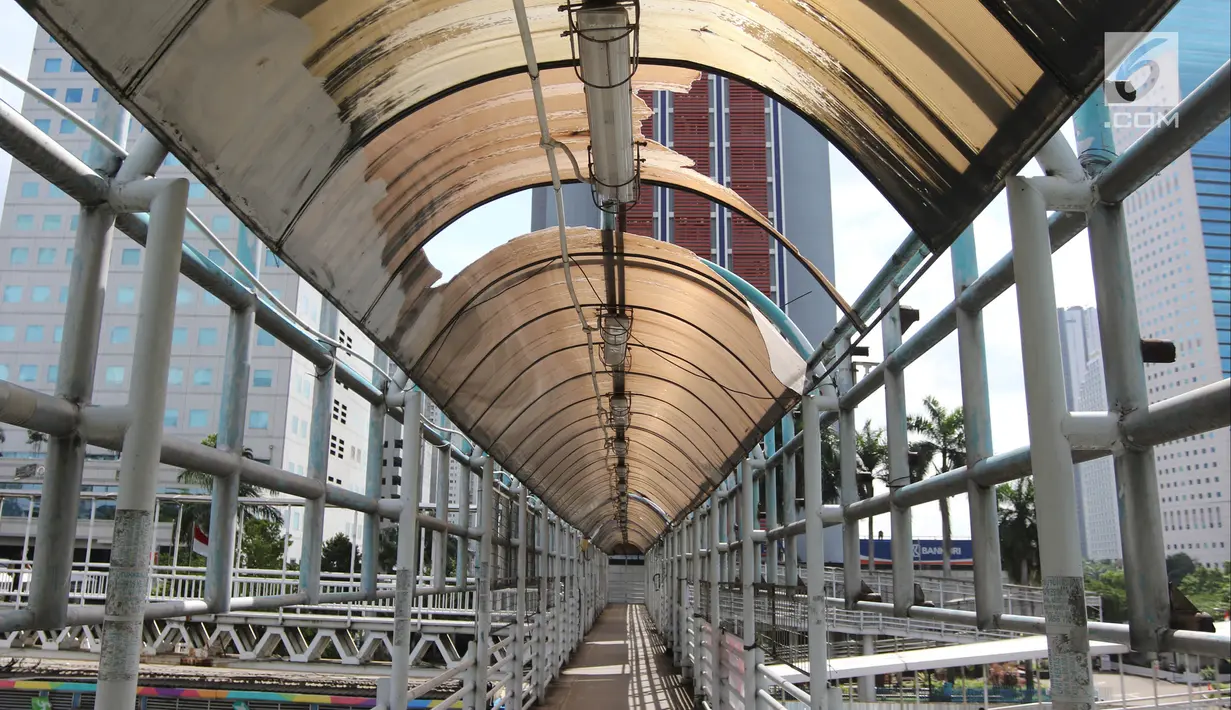 Pemandangan jembatan penyeberangan orang (JPO) di Jalan Sudirman, Jakarta, Jumat (27/4). Perbaikan JPO di sepanjang Jalan Sudirman hingga Thamrin dilakukan karena kondisinya saat ini sudah rusak. (Liputan6.com/Arya Manggala)