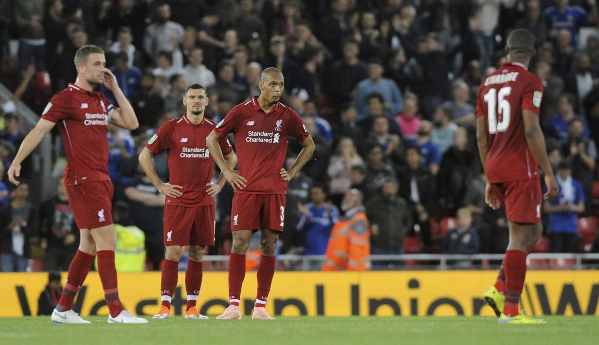 Pemain Liverpool tampak kecewa usai dikalahkan Chelsea pada laga Piala Liga Inggris di Stadion Anfield, Rabu (26/9/2018). Liverpool takluk 1-2 dari Chelsea. (AP/Rui Vieira)