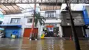 Situasi dan kondisi di kawasan pertokoan Pasar Baru, Jakarta, Kamis (2/1/2020). Pasca banjir yang melanda sejumlah titik di Jakarta pada Rabu (1/1), aktivitas perniagaan di kawasan Pasar Baru masih terlihat sepi dan sebagian toko masih tutup. (Liputan6.com/Helmi Fithriansyah)