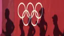 Bayangan dari atlet saat lomba lari 50 kilometer putra pada Olimpiade Tokyo 2020 di Sapporo, Jepang,Jumat (6/8/2021). (Foto: AP/Eugene Hoshiko)