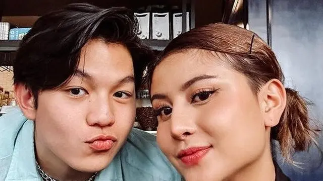 Awkarin dan Jonathan Alden