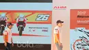 Pebalap Repsol Honda Team, Marc Marquez (kanan) dan Dani Pedrosa (kiri) tampil diatas panggung saat pada peluncuran Repsol Honda RC213V di Kemayoran, Jakarta, Jumat (3/2/2017).  (Bola.com/Nicklas Hanoatubun)