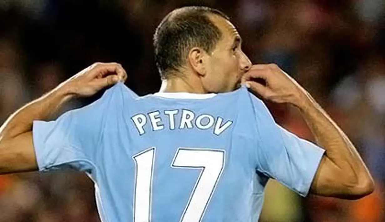 Selebrasi winger Manchester City, Martin Petrov setelah mencetak gol di laga Trophy Joan Gamper ke-44 melawan Barcelona di Nou Camp, Barcelona, 19 Agustus 2009. AFP PHOTO/JOSEP LAGO