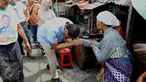 Balon Gubernur DKI Jakarta Sandiaga Uno saat bersalaman dengan warga Tambora di Jakarta, Minggu (10/4). Sandiaga Uno bersama Istrinya Nur Asia Uno hadir untuk mendengarkan aspirasi warga di kawasan tersebut. (Liputan6.com/Gempur M Surya)