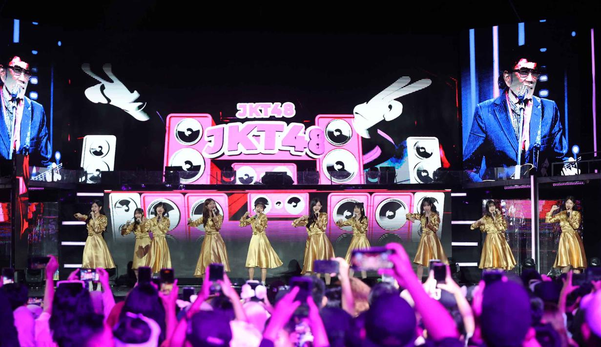 Penampilan kolaborasi JKT48 dengan Raja Dangdut Rhoma Irama pada hari pertama malam puncak pertama Konser Raya 31 Tahun Indosiar Luar Biasa di Studio 6 Emtek City, Daan Mogot, Jakarta Barat, pada Sabtu (10/1/2026) malam. Malam pertama Konser Raya 31 Tahun Indosiar Luar Biasa berlangsung meriah. (Kapanlagi.com/Budy Santoso)