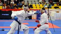 Karateka Indonesia, Faqih Karomi (kanan) saat laga lawan Camacho M Torres (Spanyol) di Cadet  Kumite Male -70 kg WKF World Junior, Cadet and U-21 Championship 2015 di ICE Serpong, Jumat   (13/11/2015). Faqih unggul 5-2. (Liputan6.com/Helmi Fithriansyah)