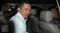 RJ Lino memasuki mobil yang telah menjemputnya, Jakarta, Jumat (5/2/2016). RJ Lino memilih bungkam usai diperiksa KPK. (Liputan6.com/Helmi Afandi)
