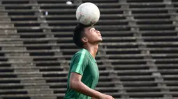 Pemain Timnas Indonesia U-22, Bagas Adi, memainkan bola saat latihan jelang laga final Piala AFF U-22 2019 di Olympic Stadium, Phnom Penh, Kamboja, Senin (25/2/2019). Indonesia akan melawan Thailand. (Bola.com/Zulfirdaus Harahap)