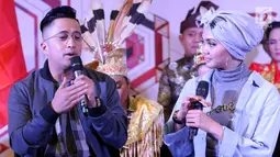 Pembawa acara Irfan Hakim dan Rina Nose saat konferensi pers Dangdut Academy Asia ke 3 di SCTV Tower, Jakarta, Kamis (19/10). Dangdut Academy Asia 3 bakal hadir setelah berakhirnya kompetisi Stand Up Comedy Academy 3. (Liputan6.com/Helmi Afandi)