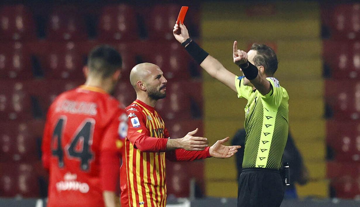 Pemain Benevento, Pasquale Schiattarella, mendapat kartu merah saat melawan Lazio pada laga Liga Italia di Stadion Vigorito, Rabu (16/12/2020). Kedua tim bermain imbang 1-1. (Alessandro Garofalo/LaPresse via AP)