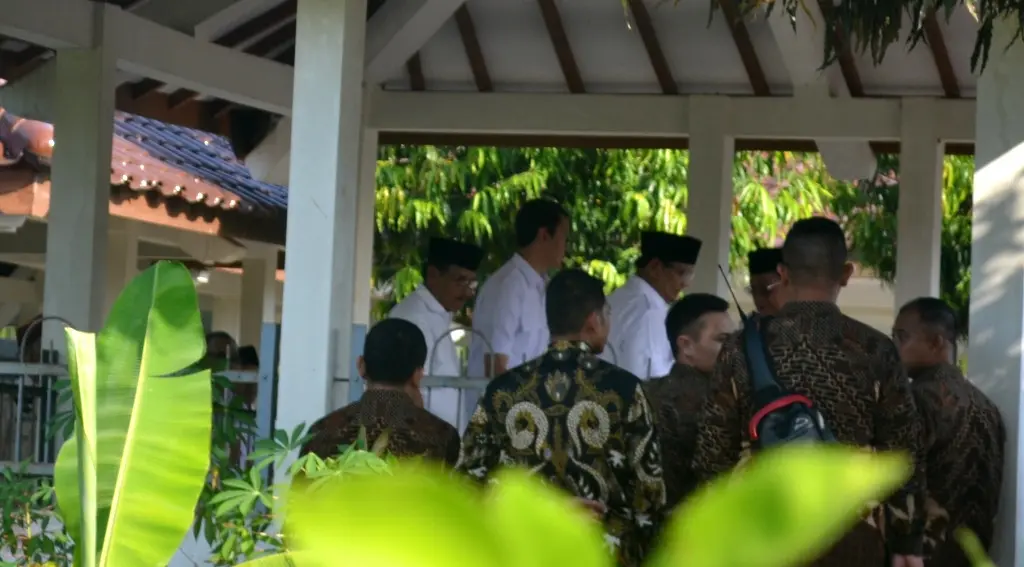 Prabowo Subianto ketika berziarah di Makam Utama Raden Yudhanegara II, Dawuhan, Banyumas. (Foto: Liputan6.com/Muhamad Ridlo)