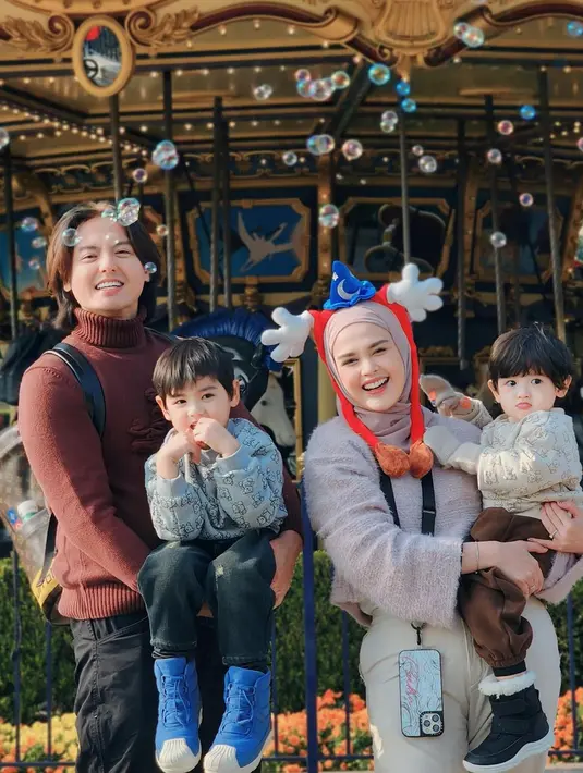 Di sini Roger Danuarta dan Cut Meyriska masing-masing menggendong satu anak mereka yang punya tampang seperti orang Korea. [Foto: Instagram/cutratumeyriska]