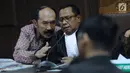 Terdakwa kasus merintangi penyidikan dugaan korupsi e-KTP, Fredrich Yunadi (kiri) berbincang dengan penasehat hukumnya pada sidang lanjutan di Pengadilan Tipikor, Jakarta, Kamis (12/4). Sidang mendengar keterangan saksi. (Liputan6.com/Helmi Fithriansyah)