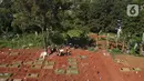 Foto aerial peziarah berdoa di sisi makam jenazah yang diduga terinfeksi virus COVID-19 di TPU Pondok Ranggon, Jakarta, Minggu (24/5/2020). Berdasar data pemerintah per 24 Mei 2020, 22.271 orang positif Corona, 1.372 meninggal dunia dan 5.402 dinyatakan sembuh. (Liputan6.com/Helmi Fithriansyah)