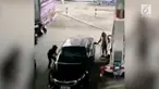 Aksi pencurian di sebuah SPBU terekam kamera cctv. Kejadian selanjutnya sukses bikin warganet ngakak.