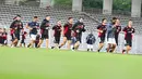 Para pemain Timnas Indonesia melakukan pemanasan saat sesi latihan di Stadion Madya, Gelora Bung Karno, Jakarta, Sabtu (22/3/2025).