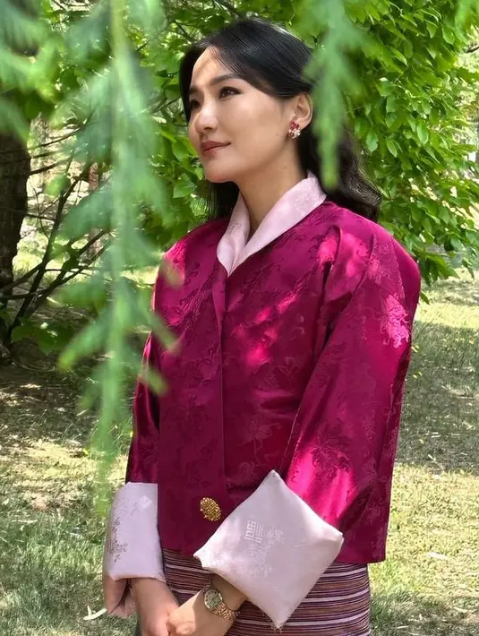 Perempuan kelahiran 4 Juni 1990 ini pun memesona mengenakan baju tradisional warna fuschia dengan kerah dan lengan pink serasi dengan bawahannya.  [@queenjetsunpema]