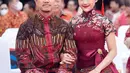 Di acara perayaan Imlek Nasional bersama Presiden Jokowi, Erina tampil elegan dengan kebaya merah model cheongsam yang memiliki detail kancing shanghai.