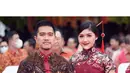 Di acara perayaan Imlek Nasional bersama Presiden Jokowi, Erina tampil elegan dengan kebaya merah model cheongsam yang memiliki detail kancing shanghai.