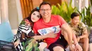 Berstatus sebagai selebritas papan atas, tak membuat Anang Hermansyah dan Ashanty jemawa. Buktinya bisa dilihat dari gaya simple Anang saat berkumpul bersama keluarganya. Meskipun dikenal sebagai seleb kaya, namun Anang tetap bergaya sederhana. (Liputan6.com/IG/ananghijau)