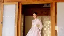 Berada di Hanok House, Raline Shah tampil bak bangsawan Korea Selatan dengan mengenakan hanbok. Tampilannya pun begitu menawan. [@bysrahyoon/@ralineshah]