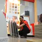 Pekerja tengah menata ubin di salah satu toko di Jakarta, Selasa (29/11). Jenis penutup lantai premium tersebut diproduksi secara terbatas dan memiliki pangsa pasar di kalangan atas. (Liputan6.com/Angga Yuniar)