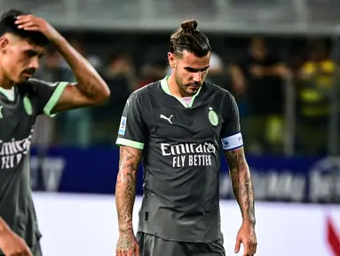 Pemain AC Milan tak mampu menutupi kekcewaan setelah dipaksa menyerah tim promosi Parma pada laga pekan kedua Serie A 2024/2025, Sabtu (24/8/2025). (AFP/Piero Cruciatti)