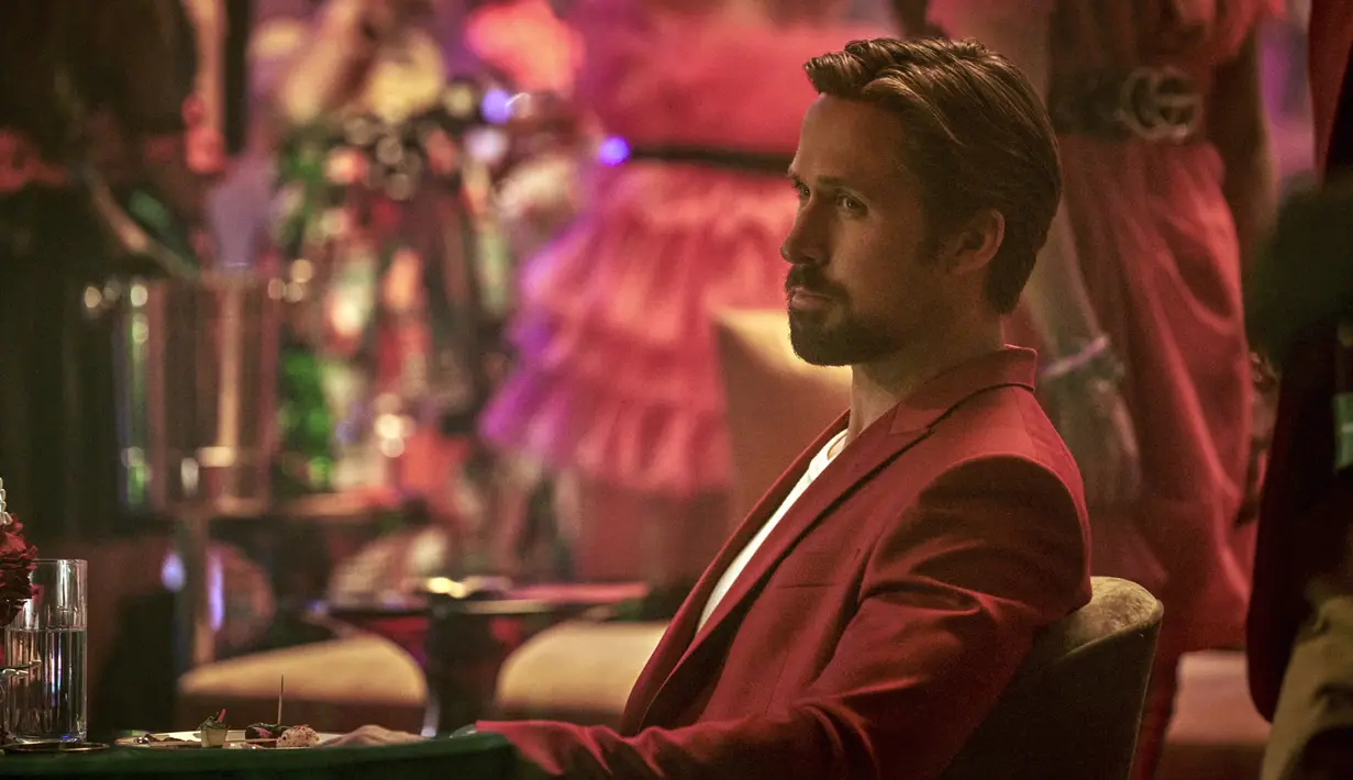 Gambar yang dirilis oleh Netflix ini menunjukkan Ryan Gosling dalam sebuah adegan film The Grey Man. The Gray Man bercerita tentang mantan agen CIA Court Gentry alias Sierra Six yang diperankan Ryan Gosling. (Paul Abell/Netflix via AP)