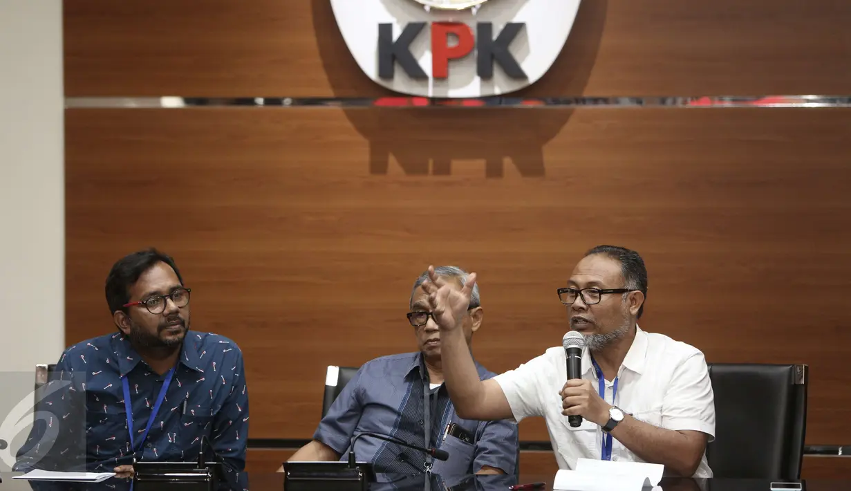 Mantan Wakil Ketua KPK, Bambang Widjojanto menggelar konferensi pers di Gedung KPK, Jakarta, Selasa (11/4). Bambang bersama sejumlah pegiat anti-korupsi memberi dukungan kepada KPK atas penyerangan Novel Baswedan. (Liputan6.com/Helmi Afandi)