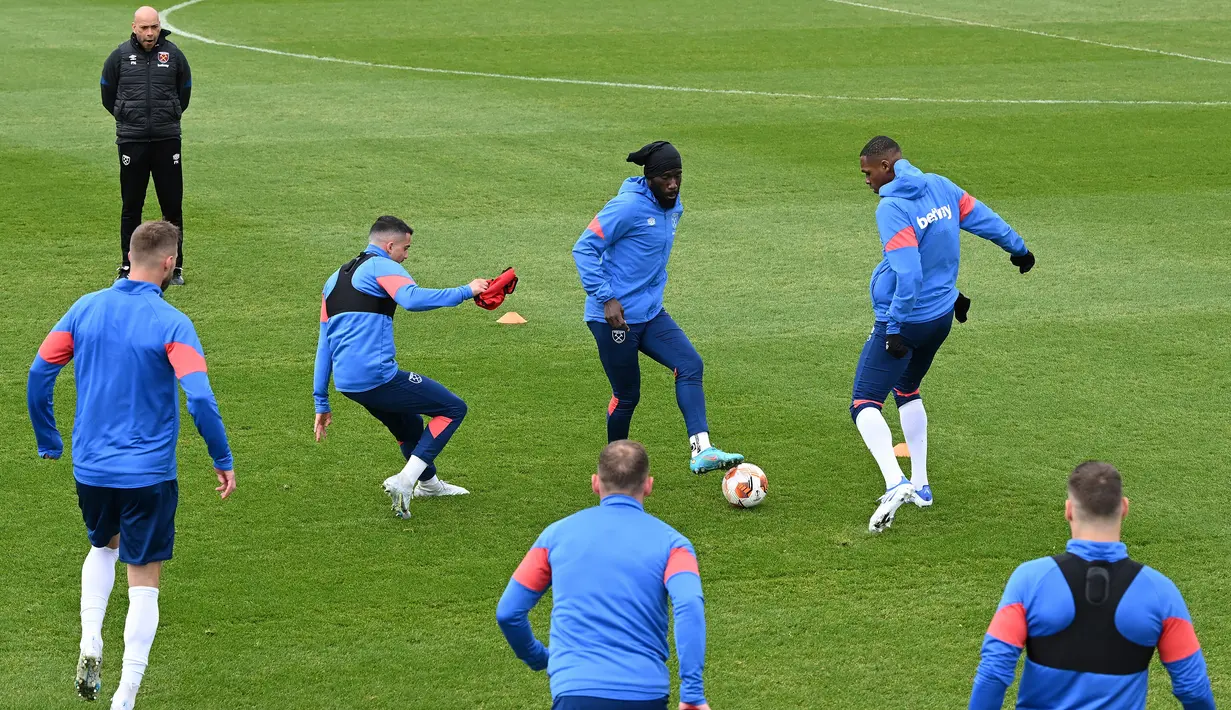 Bek West Ham United Arthur Masuaku (tengah) dan Issa Diop (kedua kanan) menghadiri sesi latihan West Ham United di London timur, Rabu (13/4/2022). West Ham akan bertandang ke markas Lyon pada leg kedua perempat final Liga Europa di Stadion Groupama, Jumat 15 April dini hari WIB. (JUSTIN TALLIS/AFP)