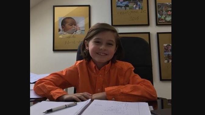 Bocah 9 tahun asal Belgia itu berencana melanjutkan pendidikan dengan mengambil program doktoral di bidang yang sama dan ilmu kedokteran di saat bersamaan. (dok. Instagram @laurentsimons/https://www.instagram.com/p/Bnv-s1MCm8s/Dinny Mutiah)