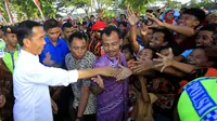 Presiden terpilih Jokowi menyalamii warga saat berkunjung ke Balai Desa Jati, Karanganyar. (ANTARA FOTO/Maulana Surya)
