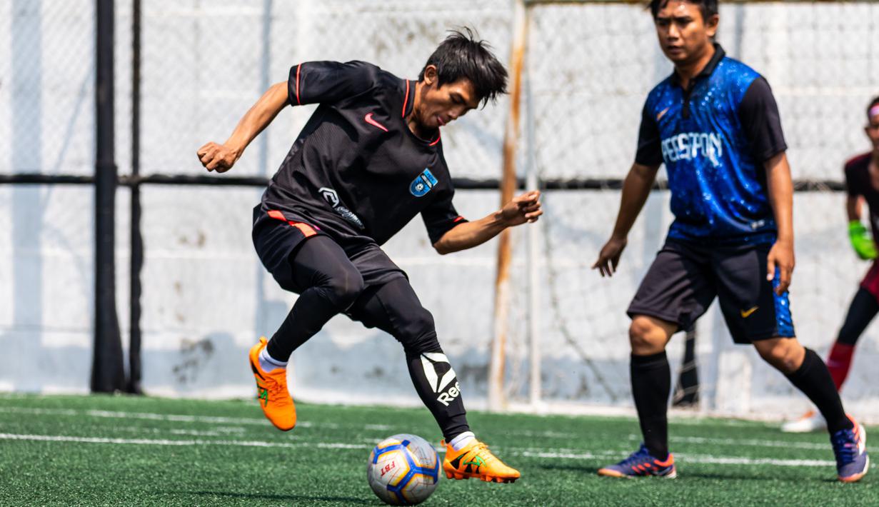 Pemain mengontrol bola saat laga final Pertamax Liga Ayo Mini Football Tangerang di Lapangan Sabnani Park, Tangerang, Minggu (25/8). PSPG berhasil menang atas Persepon melalui adu penalti. (Dokumentasi)