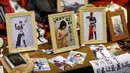 Tampak Foto atau barang-barang yang dijual di luar arena tanding gulat di Korakuen Hall, Tokyo , Jepang , (23/12/2015). Para pegulat wanita di Jepang mempunyai ciri khas yaitu mengenakan kostum unik dengan warna yang mencolok. (REUTERS / Thomas Peter)
