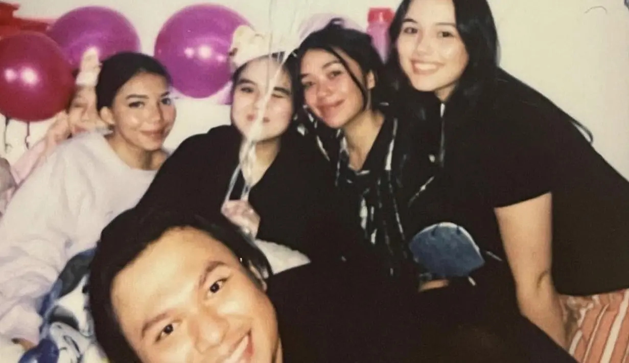 <p>Kebahagiaan Laura Anna merayakan ultah bersama kakak dan sahabat tercinta, salah satunya Keanu AGL. (Foto: Instagram/ edlnlaura)</p>