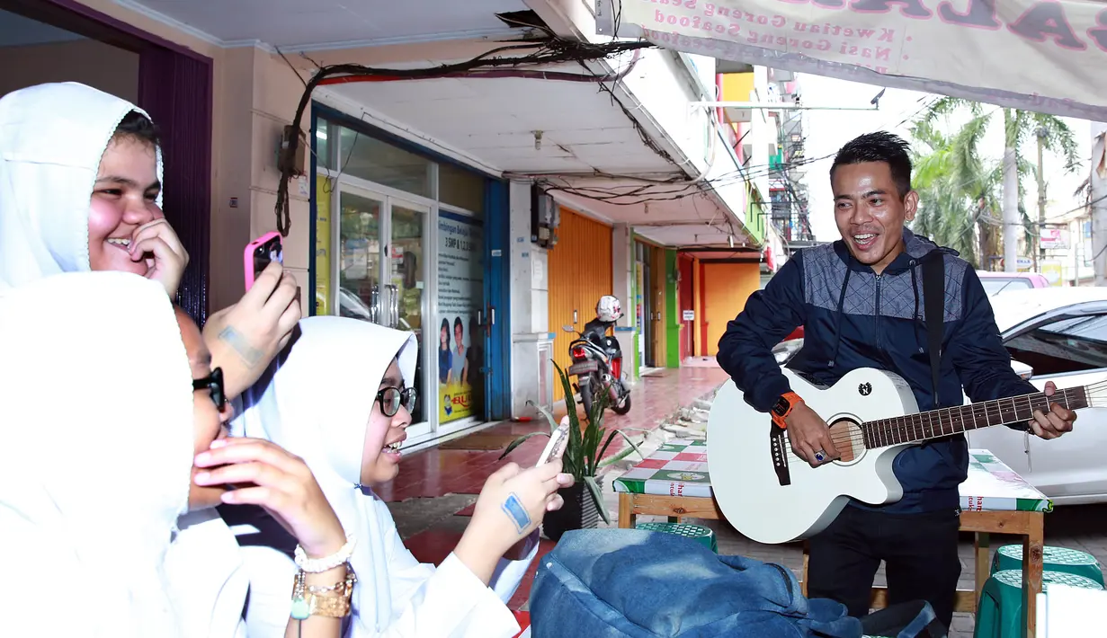 "Mengamen itu mulia daripada korupsi. Dulu gue juga mengamen dari Blok M sampai Senen. Jadikan ngamen itu sebagai proses. Gue bangga ada pengamen yang masuk Idol dan juara," ujar Sang Alang kepada Aris, Jumat (15/1/2016). (Deki Prayoga/Bintang.com)
