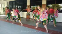 Para mahasiswa Australia saat tampil menarikan tarian Turonggo Yakso, sebagai bagian mengenal budaya Indonesia. (Totok/suarasurabaya.net)